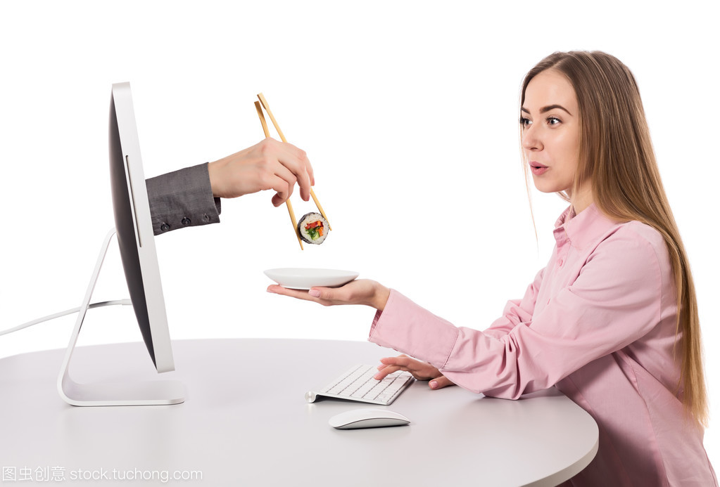 指尖上的午餐 一位年轻女性与互联网食品的日常速写